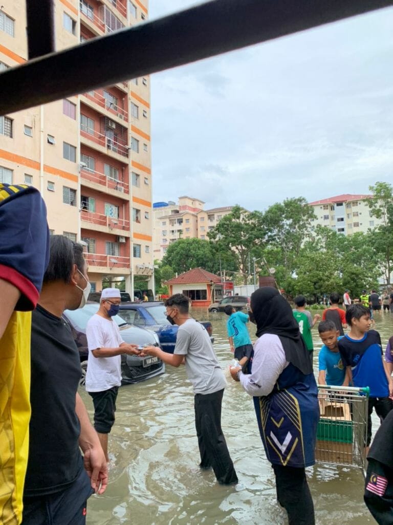 UCTC UPM sampai sumbangan mangsa banjir