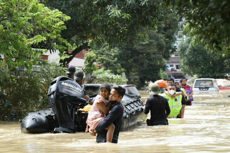 Sukarelawan kongsi punca sukar bantu mangsa bah Sri Ehsan