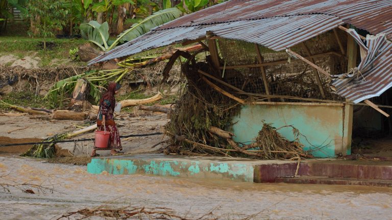 Banjir Baling : Warga Emas Berpaut Pada Pokok Pisang, Nyaris Dihanyut Banjir